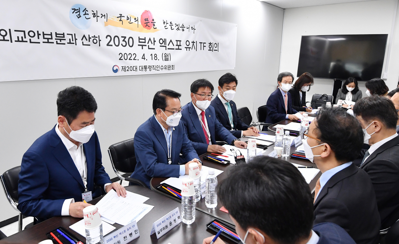 인수위 외교안보분과 산하 2030 부산엑스포 유치TF는 18일 팀장을 맡고 있는 이헌승 국민의힘 의원(왼쪽 세 번째) 주관으로 5차 회의를 가졌다. [인수위사진기자단]