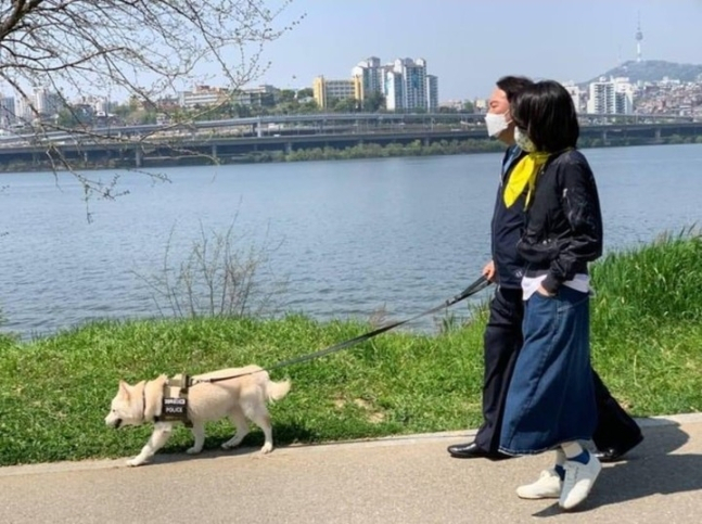 16일 윤석열 대통령 당선인과 부인 김건희 여사가 서울 서초구 잠원한강공원을 산책하는 모습. [김건희 공식 팬카페]