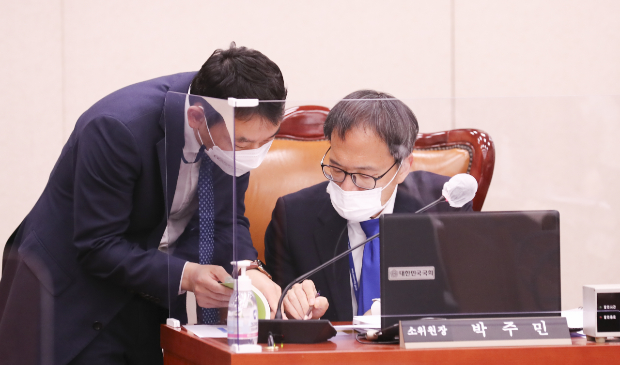 박주민 법사위 제1소위원장이 18일 저녁 국회 법사위에서 열린 검찰청법과 형사소송법 등 '검수완박' 관련 법안을 심사할 법사위 제1소위원회 회의에서 김용민 의원과 대화하고 있다. [연합]