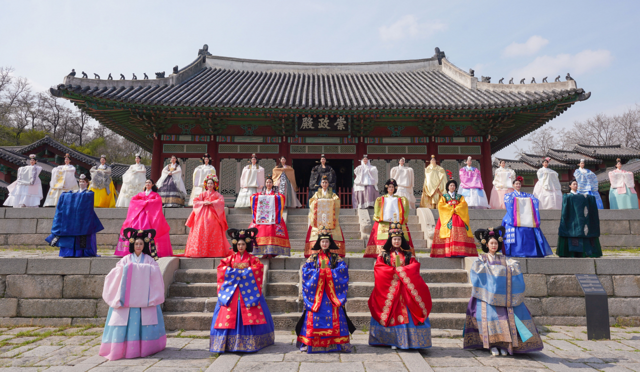 한복모델들의 궁궐 포즈