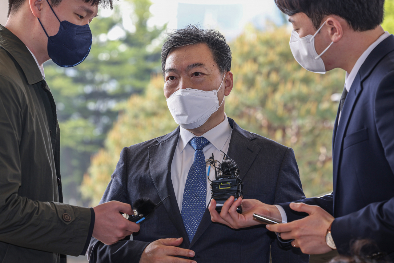 김오수 검찰총장이 19일 오전 서울 서초구 서초동 대검찰청 청사로 출근하다 취재진 질문에 답하고 있다. [연합]