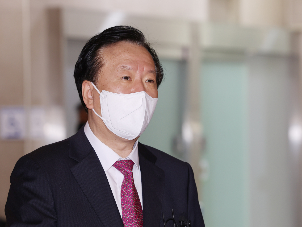 정호영 보건복지부 장관 후보자가 19일 오전 서대문구 국민연금공단 서울북부지역본부에 마련된 사무실로 출근하며 입장을 밝히고 있다. [연합]