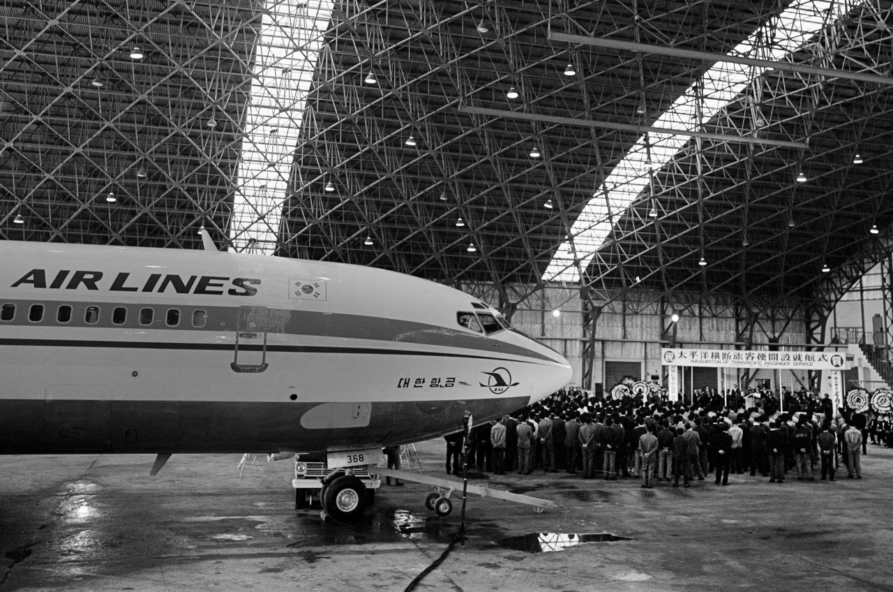 1972년 4월 김포국제공항 격납고에서 대한민국 역사상 최초 태평양 횡단 여객편 개설을 기념하며 촬영한 사진. [대한항공 제공]