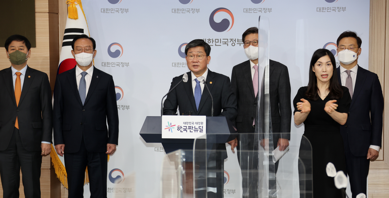 Interior Minister Jeon Hae-cheol (behind podium) holds a press briefing at the government complex in Seoul on Tuesday, on the establishment of a new type of independent regional administrative unit for an envisioned socio-economic "megacity" in the southeast. (Yonhap)