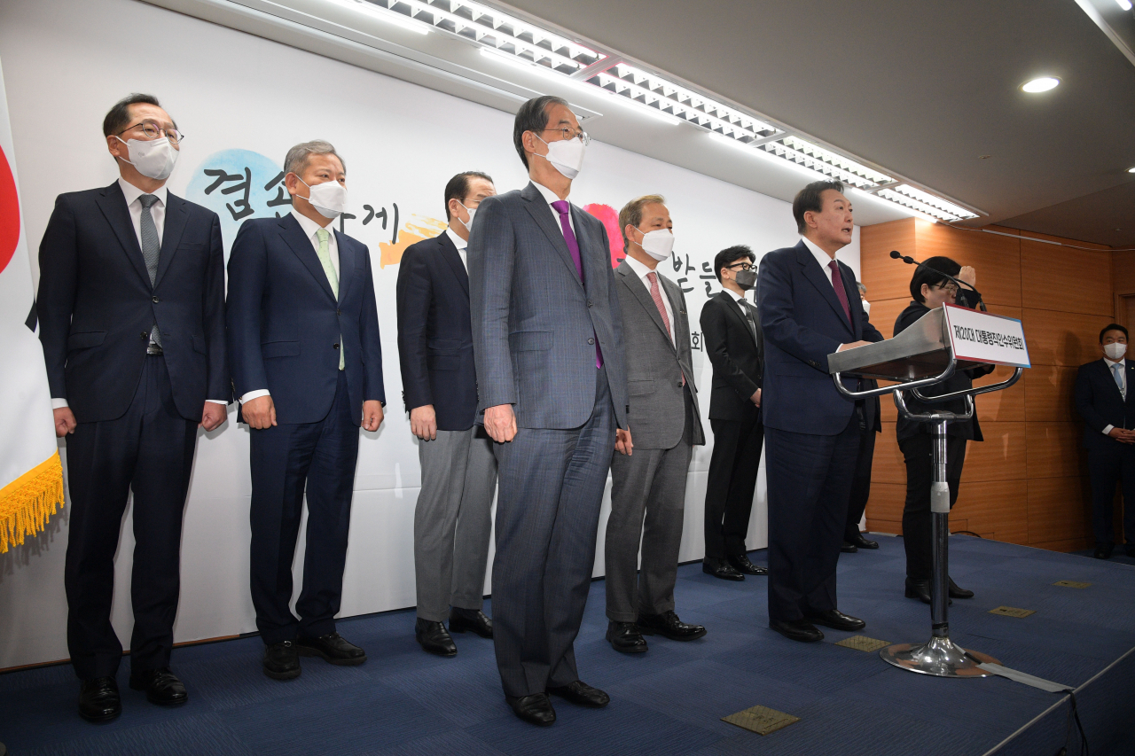 윤석열 대통령 당선인이 지난 13일 서울 종로구 통의동 제20대 대통령직인수위원회 브리핑룸에서 2차 내각 발표를 하고 있는 모습. [연합]
