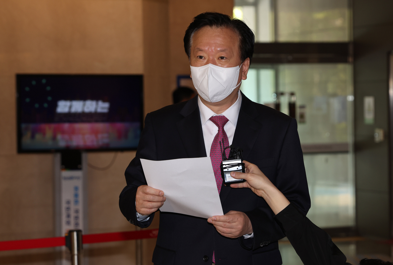 정호영 보건복지부 장관 후보자가 19일 오전 서대문구 국민연금공단 서울북부지역본부에 마련된 사무실로 출근하며 입장을 밝히고 있다. [연합]
