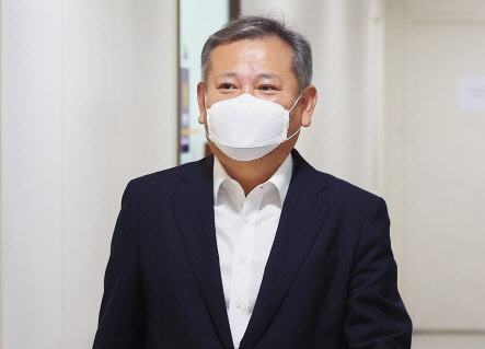정호영 보건복지부 장관 후보자가 19일 오전 서대문구 국민연금공단 서울북부지역본부에 마련된 사무실로 출근하며 두 자녀의 경북대 의대 편입학 관련 의혹에 대한 준비된 입장문을 읽고 있다(위쪽). 이상민 행정안전부 장관 후보자가 이날 오전 서울 광화문에 위치한 인사청문회 준비단 사무실로 출근하고 있다. 두 후보자는 각각 자녀 진학과 취업에 ‘아빠찬스’를 동원한 것이 아니냐는 의혹을 받고 있다. [인수위사진기자단]