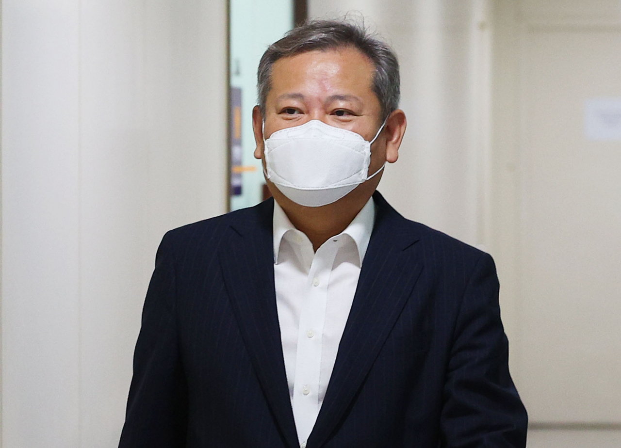 이상민 행정안전부 장관 후보자가 19일 서울 광화문에 위치한 인사청문회 준비단 사무실로 출근하고 있다. [연합]