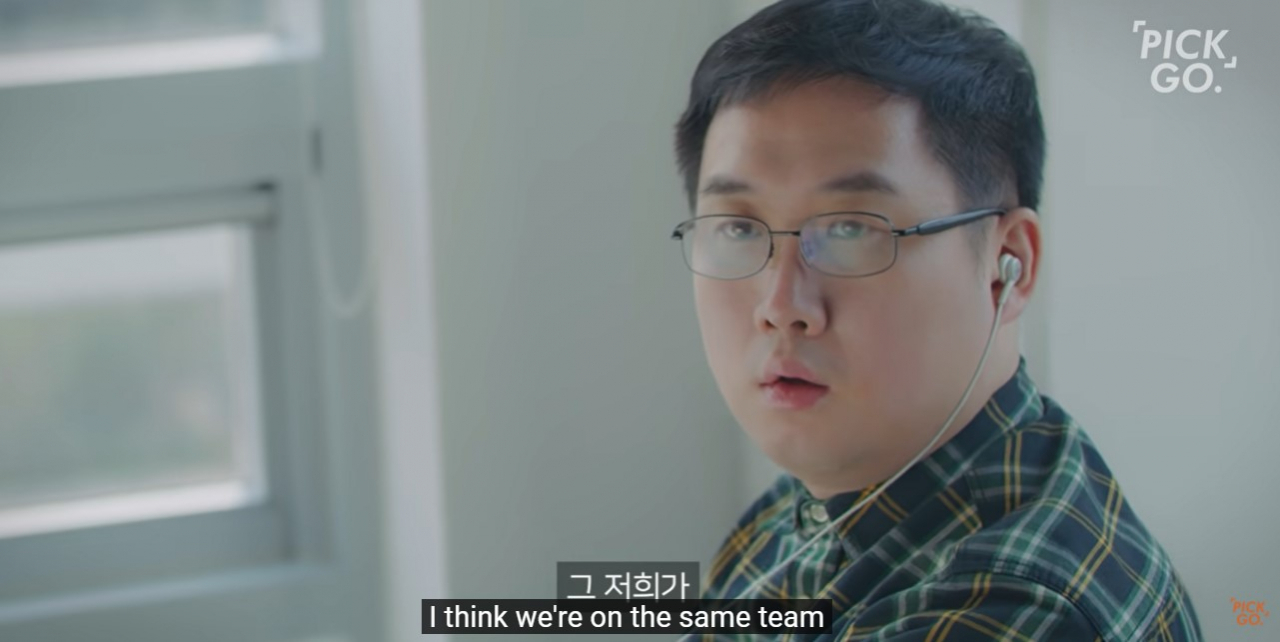 요즘 유튜브에선 소위 말하는 ‘하이퍼 리얼리즘’ 콘텐츠가 인기다. 흉내내듯 일상을 보여주는 것이 아닌, 진짜 ‘나의 삶’을 복사해낸 ‘극사실주의’ 콘텐츠로, ‘1분 뮤지컬’과 ‘숏박스’, ‘픽고(PICKGO)’ 채널 등이다. 사진은 픽고 채널의 ‘아싸인 척 하는 인싸’ [픽고 캡처]