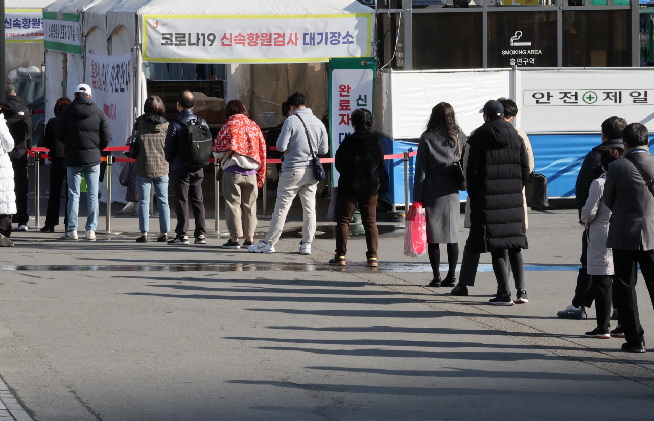 서울역 선별진료소에서 시민들이 검사를 기다리고 있다. [연합]