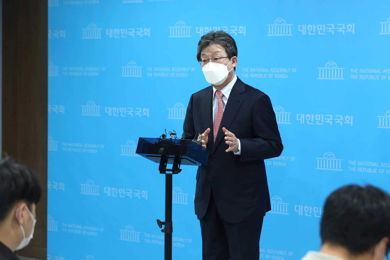 국민의힘 경기도지사 후보 경선에 나선 유승민 전 의원이 19일 오전 국회 소통관에서 지지 호소 기자회견을 한 뒤 취재진의 질문에 답하고 있다. 연합뉴스