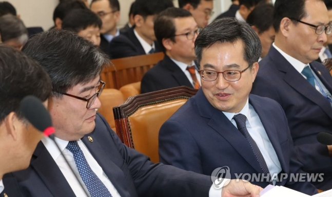 2018년 11월 경제부총리 시절 김동연 더불어민주당 경기도지사 예비후보(오른쪽)과 당시 기획재정부 2차관이던 김용진 국민연금공단 전 이사장.