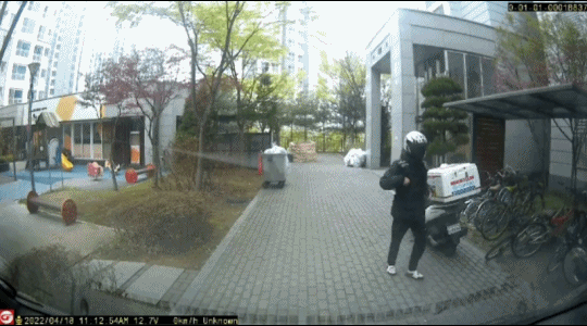 택배 기사가 지갑을 도난 당했다며 공개한 블랙박스 영상. [온라인커뮤니티]