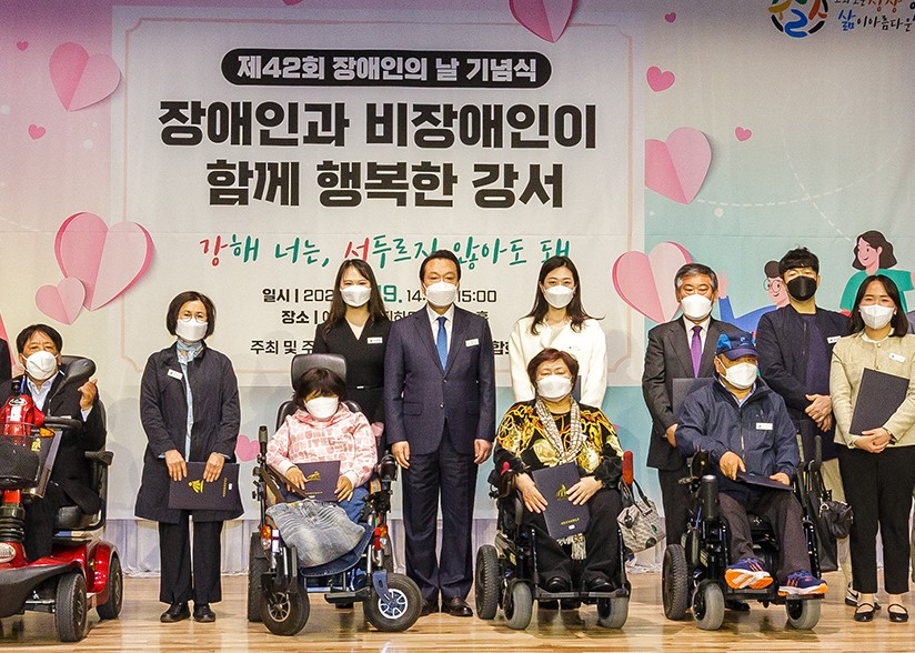 노현송(왼쪽 다섯 번째) 강서구청장이 19일 서울 강서구 등촌동 소재 예원교회에서 열린 ‘제42회 장애인의 날 기념식’에서 표창장 수상자들과 기념촬영을 하고 있다. [강서구 제공]