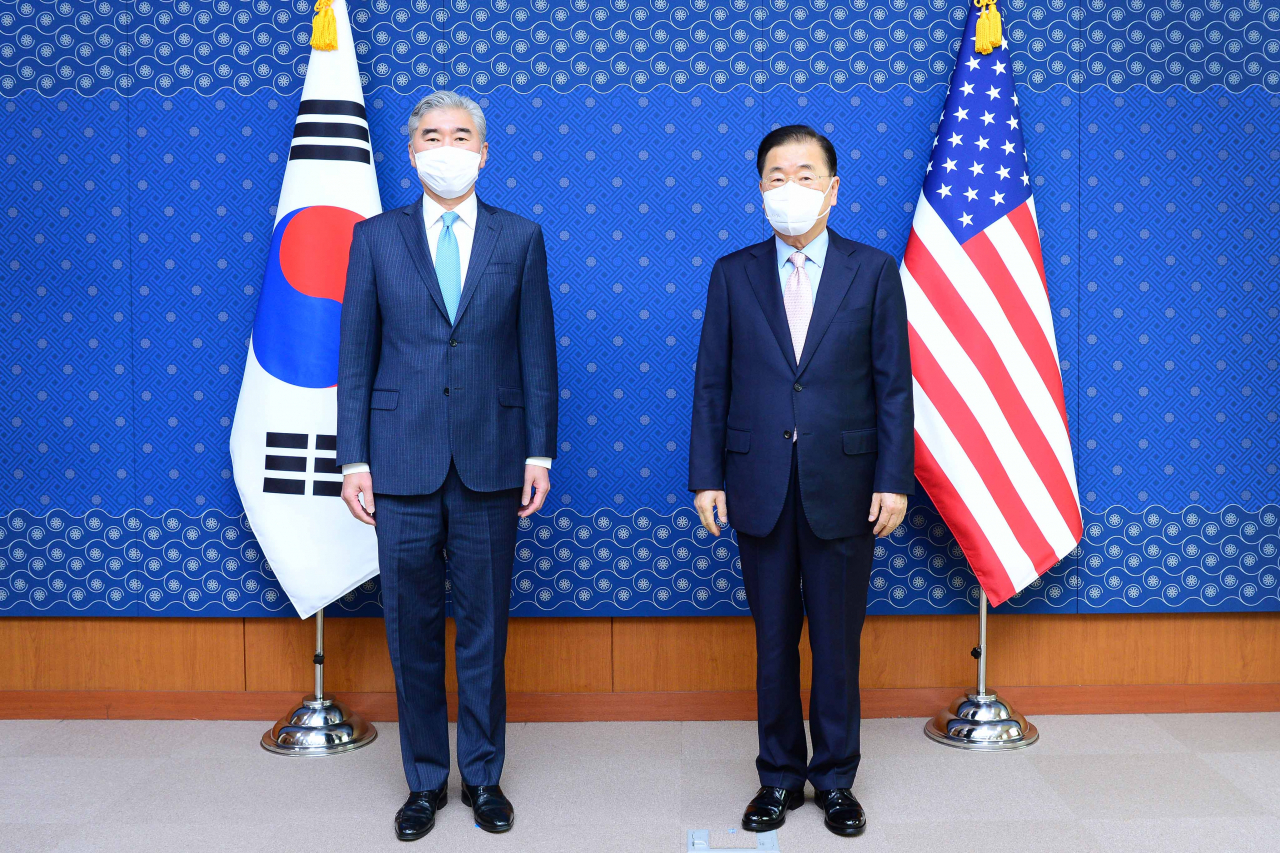 정의용 외교부 장관이 19일 오전 서울 외교부 청사에서 성 김 미국 국무부 대북특별대표를 접견하고 있다. [외교부 제공]