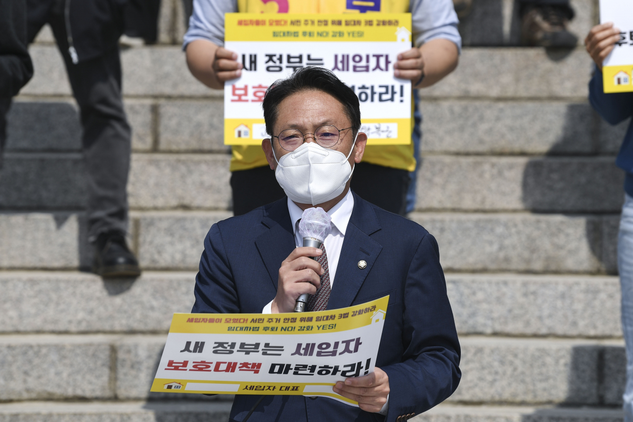 정의당 배진교 원내대표가 19일 국회 본관 앞에서 열린 인수위의 임대차3법 폐지·축소 방침을 비판하는 기자회견에서 발언하고 있다. [연합]
