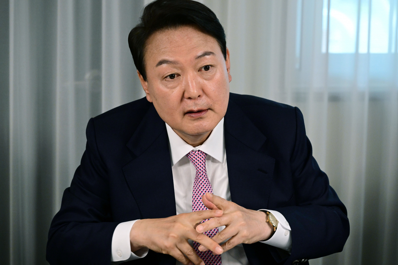 윤석열 대통령 당선인이 19일 오후 서울 용산공원 내 개방 부지에서 재난·안전사고 피해자 및 유가족들과 오찬을 하며 발언하고 있다. [연합]