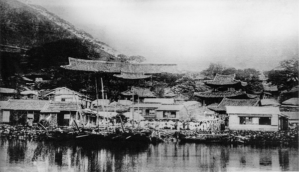 1900년대 초반 여수 진남관 앞 어촌 풍경. [여수시 제공]