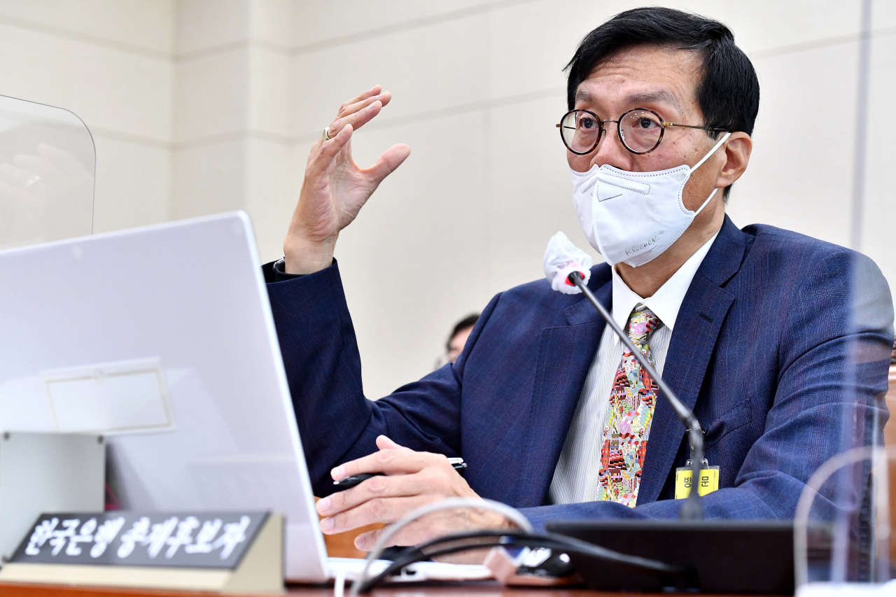 이창용 한국은행 총재 후보자가 19일 오전 국회 기획재정위원회 전체회의실에서 열 린 인사청문회에서 의원 질의에 답하고 있다. [연합]