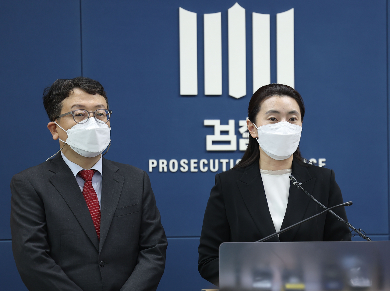 19일 오후 더불어민주당의 '검수완박'(검찰 수사권 완전 박탈) 입법 추진에 대응하기 위한 평검사회의가 열리는 서울 서초구 서울중앙지검 기자실에서 의정부 지검 윤경 검사(오른쪽)와 대전지검 김진혁 검사가 회의 개요 및 경위 등에 대해 설명하고 있다. [연합]