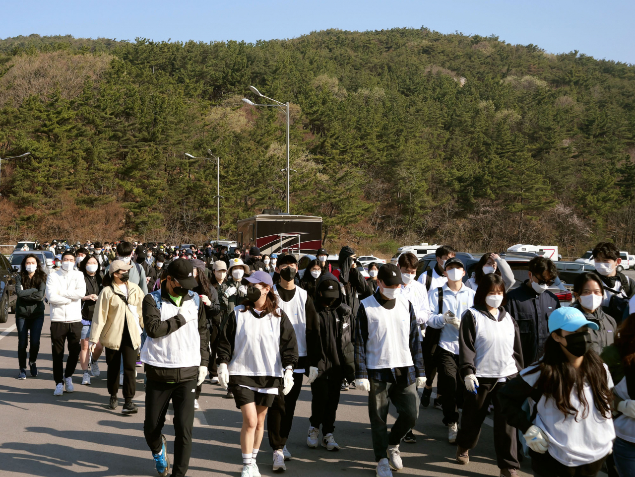 일요일, 그들이 ‘지구충치’를 뽑으러 무의도로 몰려왔다 [지구, 뭐래?]