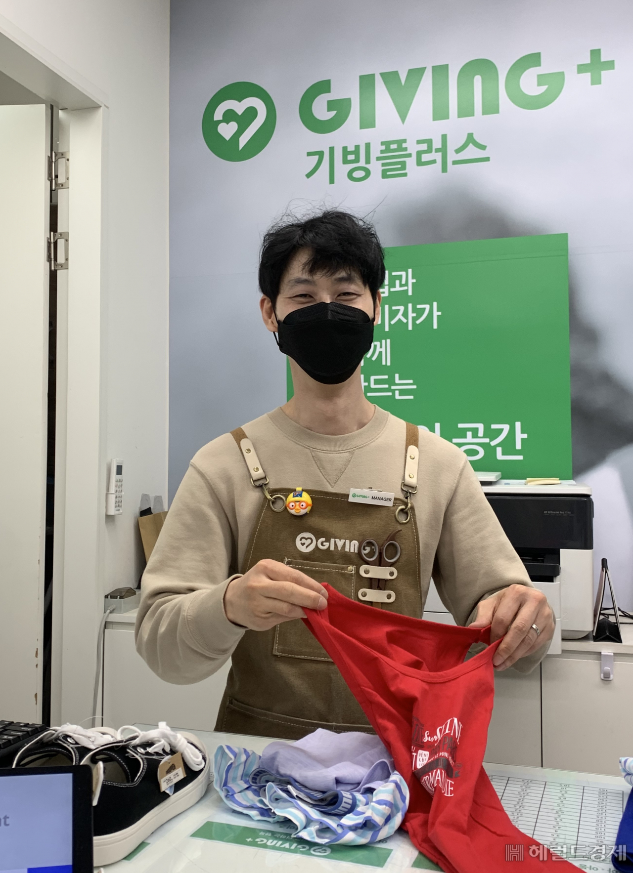 이진수 매니저가 서울 강서구에 위치한 기업사회공헌(CSR) 전문 나눔스토어 기빙플러스 마곡나루점에서 근무하는 모습. 김희량 기자