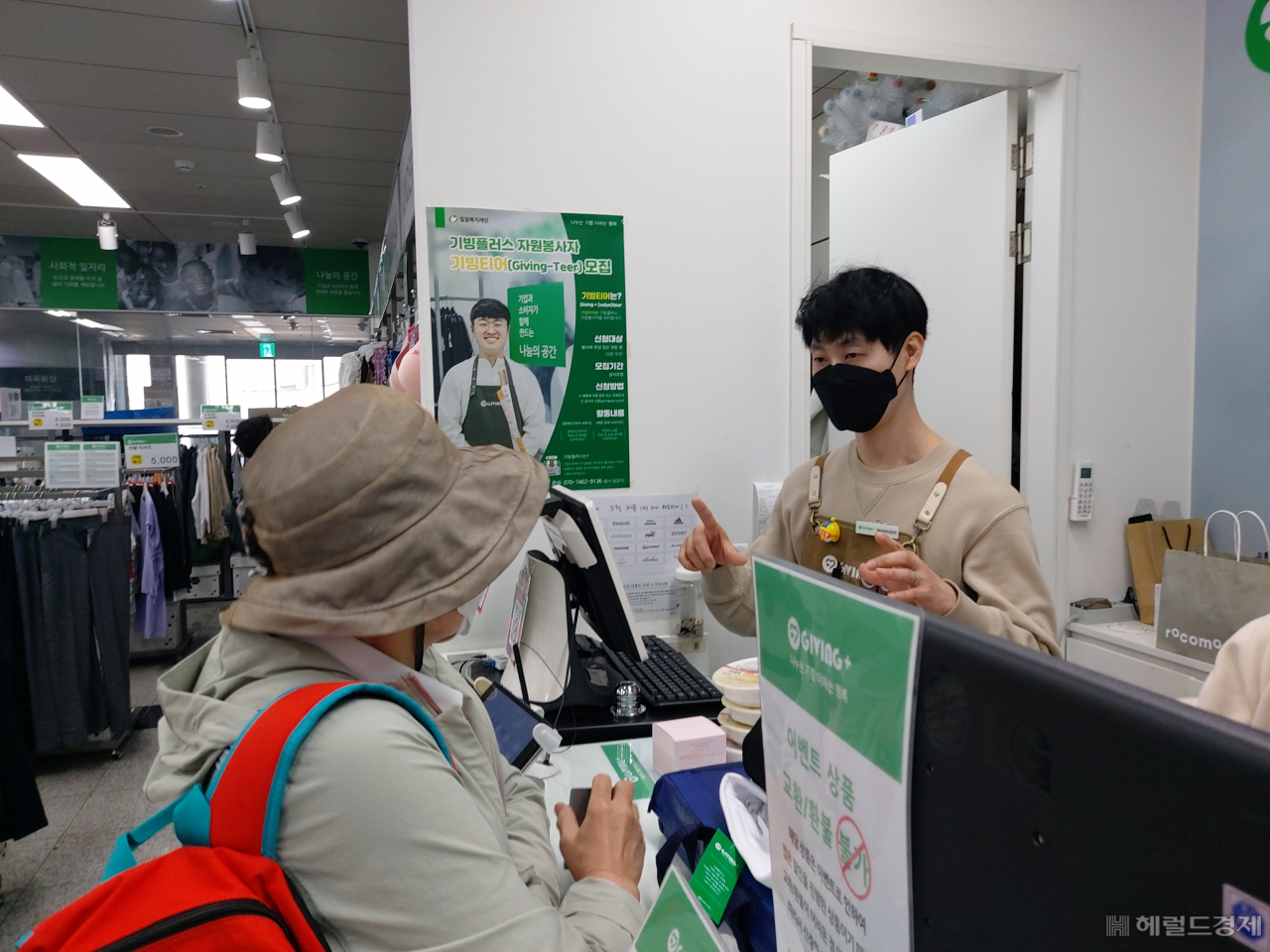 이진수 매니저가 서울 강서구에 위치한 기업사회공헌(CSR) 전문 나눔스토어 기빙플러스 마곡나루점에서 근무하는 모습. 김희량 기자