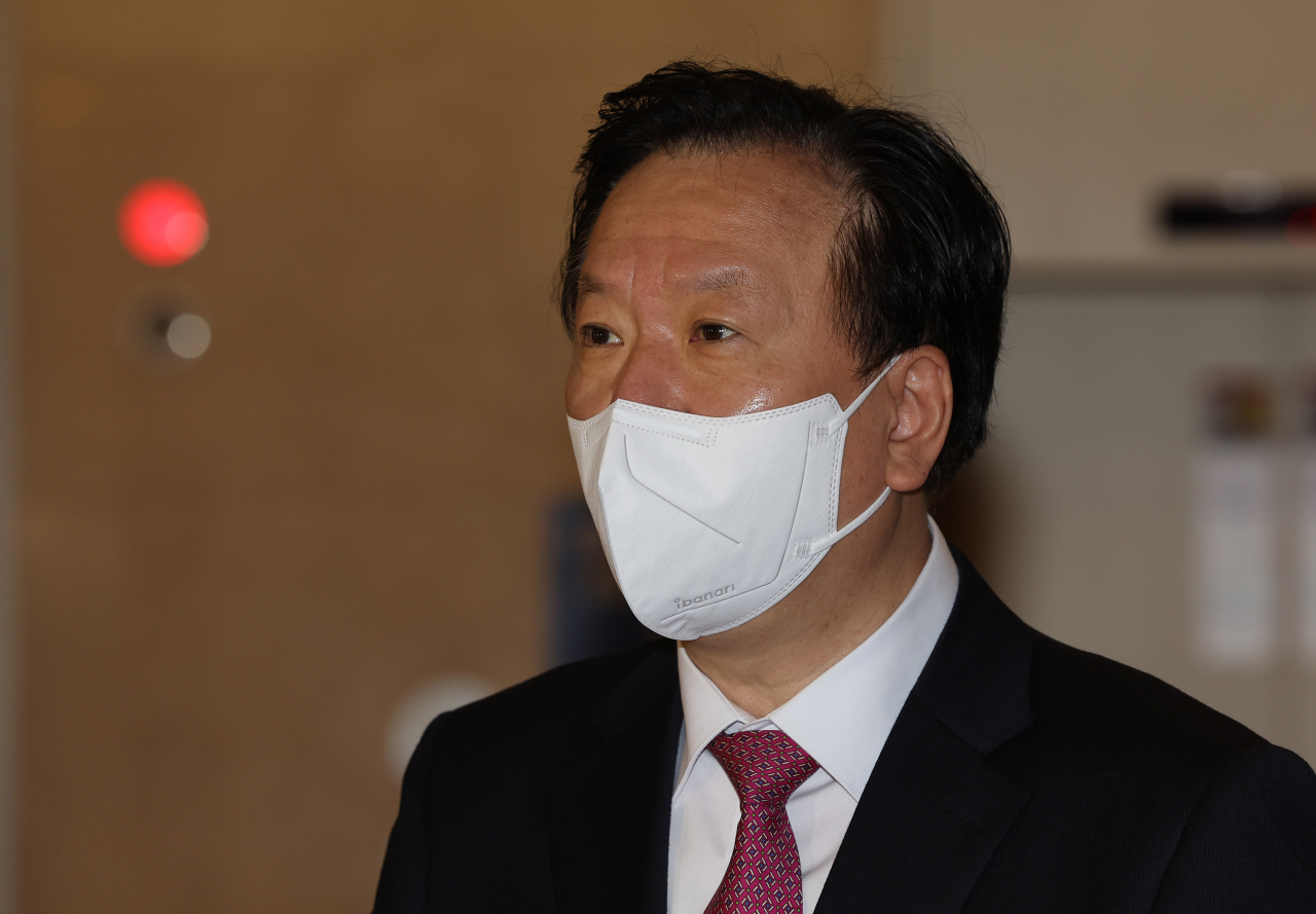 정호영 보건복지부 장관 후보자가 19일 오전 서대문구 국민연금공단 서울북부지역본부에 마련된 사무실로 출근하며 입장을 밝히고 있다. [연합]