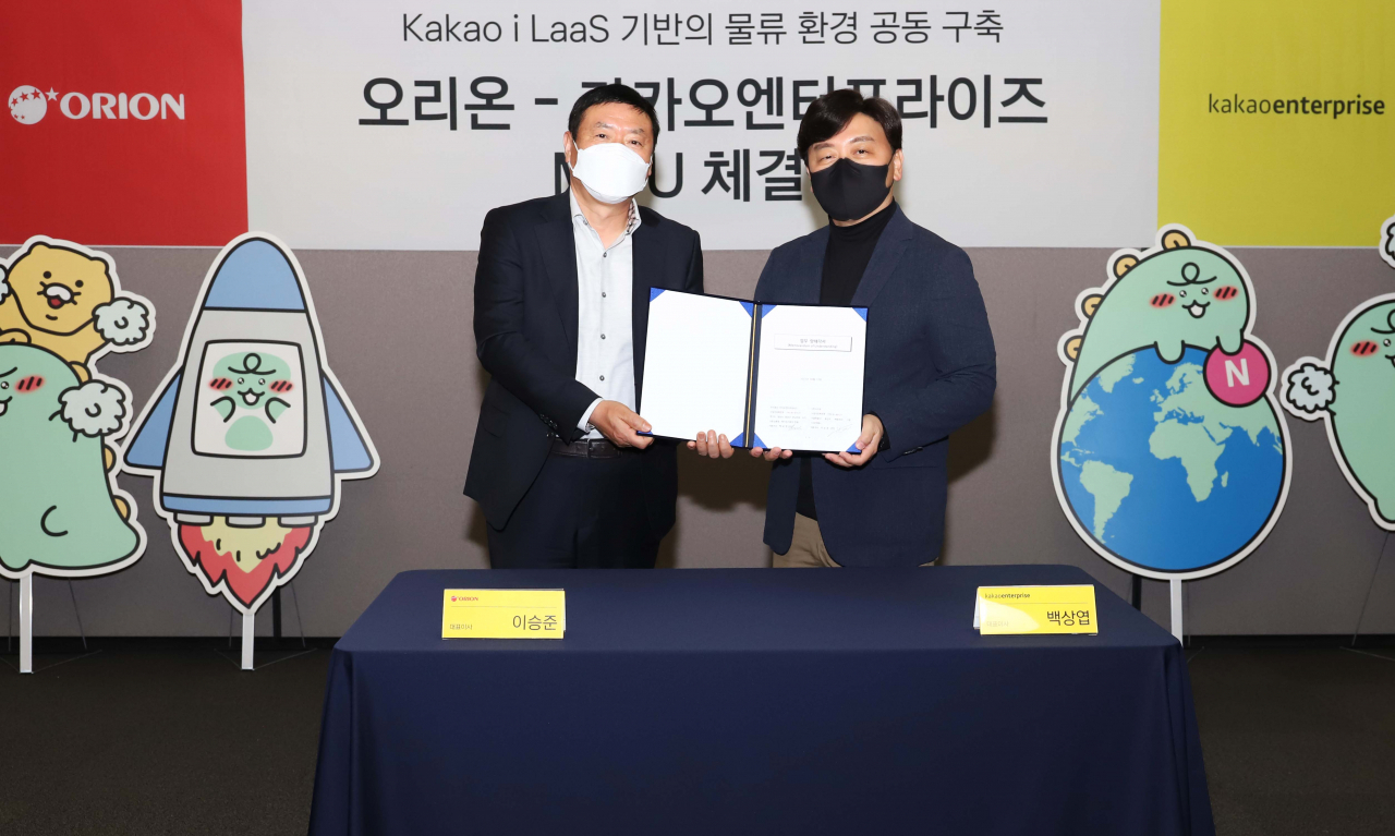 오리온과 카카오엔터프라이즈가 ‘물류시스템 공동 구축을 위한 업무협약식을 체결한 후 기념사진을 찍고 있다. [오리온 제공]