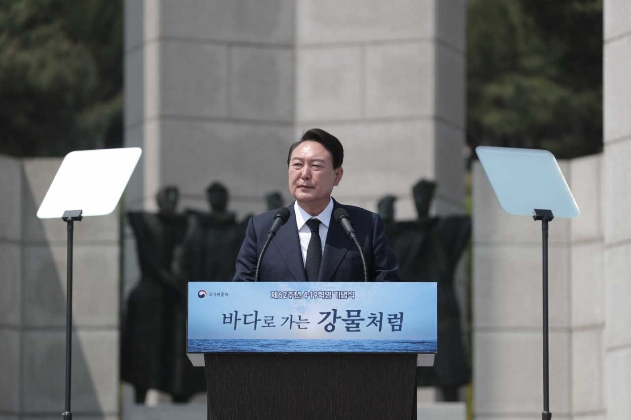 윤석열 대통령 당선인이 19일 서울 강북구 국립 4·19 민주묘지에서 열린 제62주년 4·19혁명 기념식에서 기념사를 하고 있다. [연합]