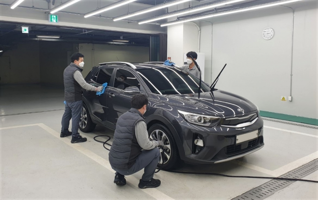 한국동그라미파트너스 ‘동그라미 세차장’에서 직원들이 세차를 하고 있다. [한국타이어앤테크놀로지 제공]