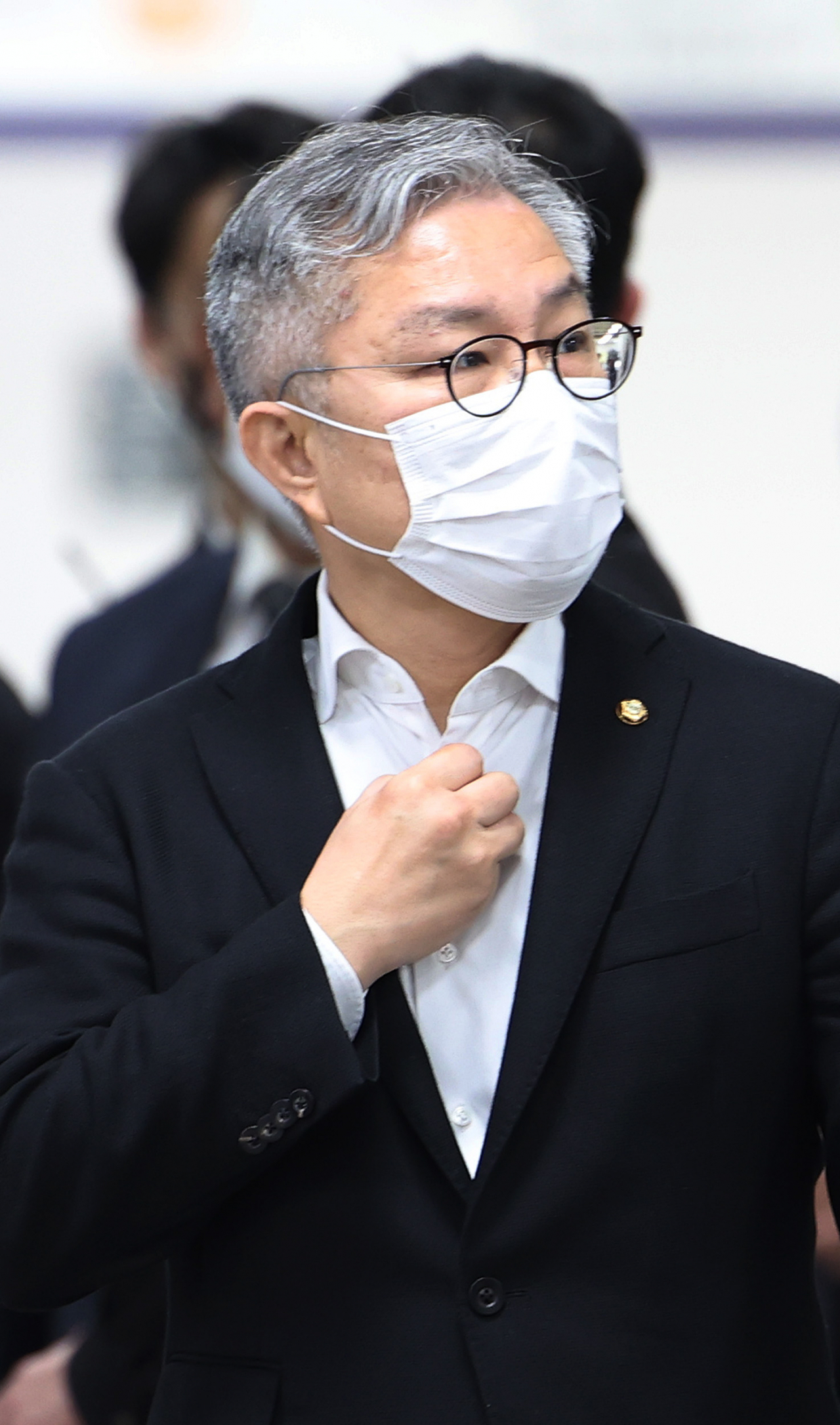 '검언유착' 논란과 관련해 채널A 이동재 전 기자의 명예를 훼손한 혐의로 재판에 넘겨진 더불어민주당 최강욱 의원이 8일 오전 서울 서초구 서울중앙지법에서 열린 1심 속행공판에 출석하기 위해 법정으로 향하고 있다. [연합]