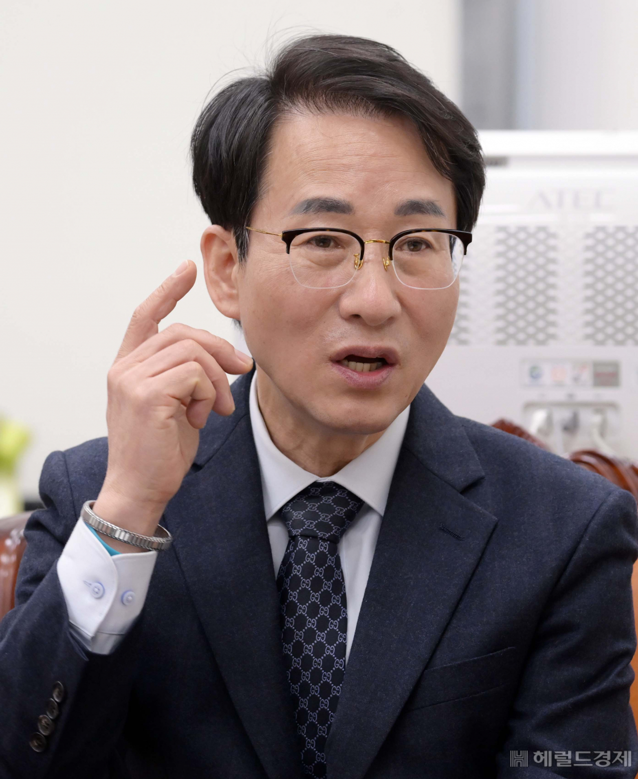 지난달 21일 서울 여의도 국회 과학기술정보방송통신위원회 위원장실에서 이원욱 의원이 본지와 인터뷰를 하고 있다. [사진=이상섭 기자]