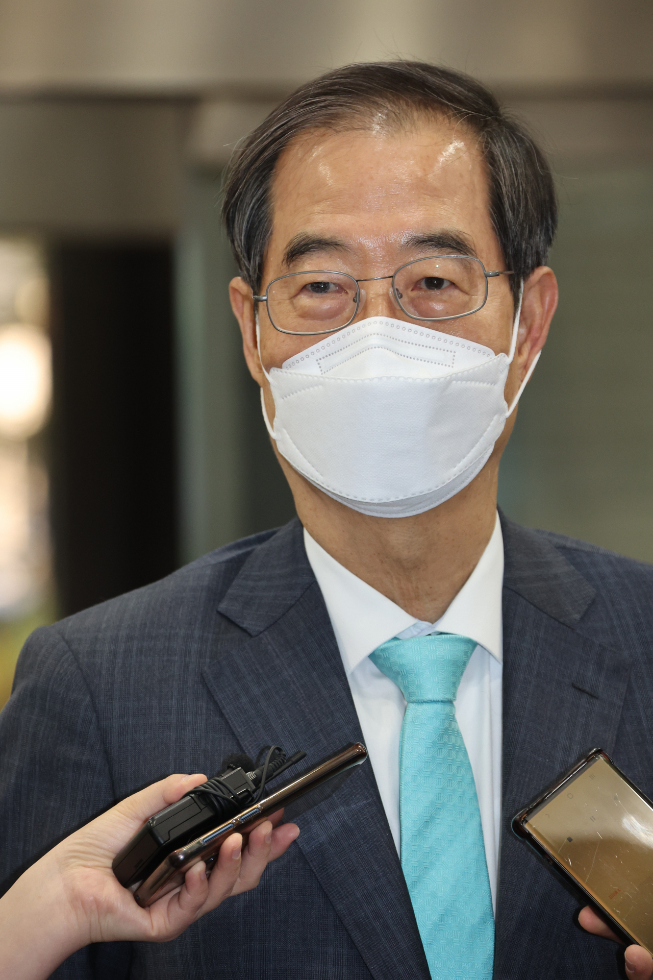 한덕수 국무총리 후보자가 20일 오전 서울 종로구 한국생산성본부 건물에 마련된 국회 인사청문회 준비단 사무실로 출근하며 기자들의 질문에 답하고 있다. [연합]