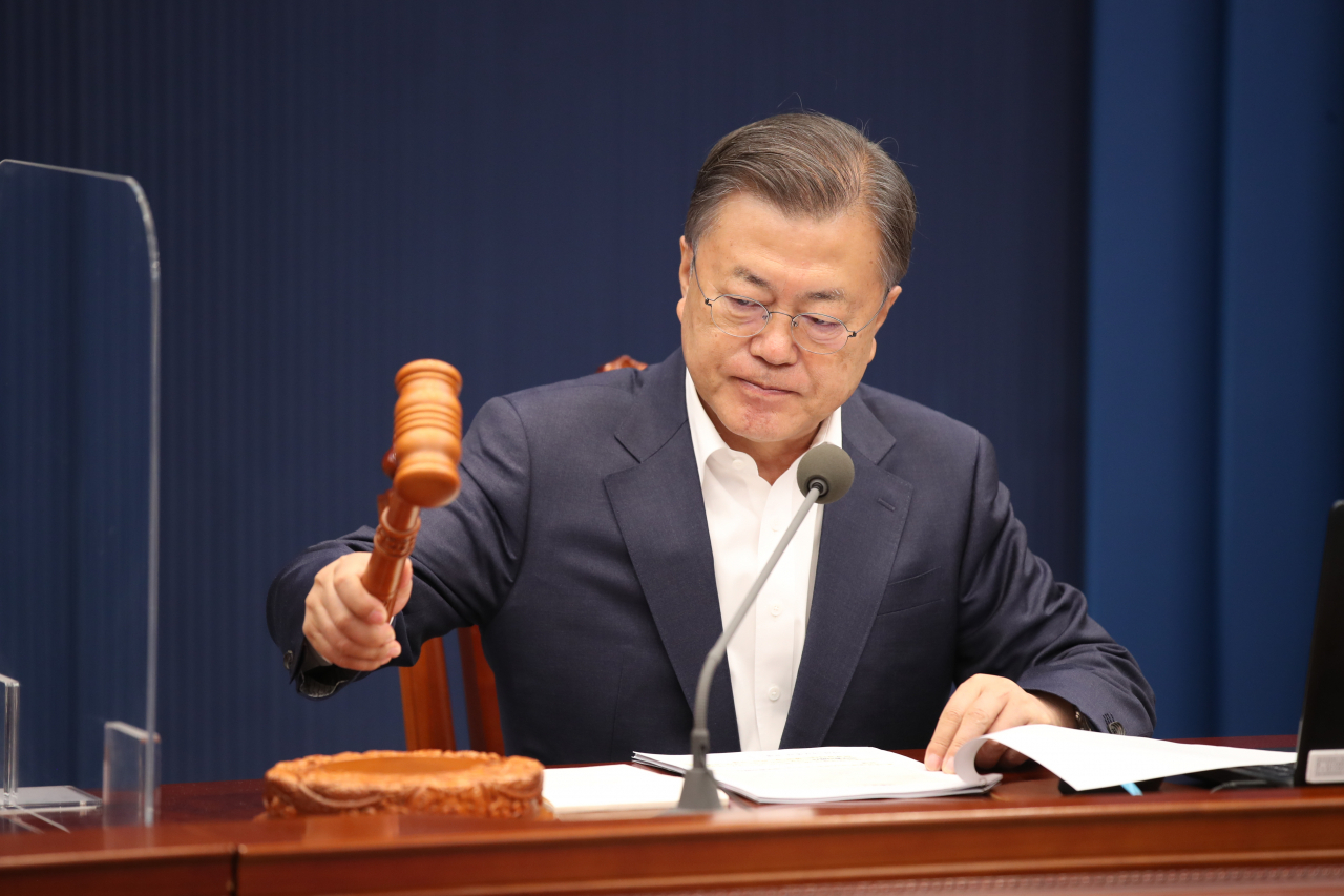 President Moon Jae-in bangs the gavel to open a Cabinet meeting at the presidential office in Seoul on Tuesday. (Yonhap)
