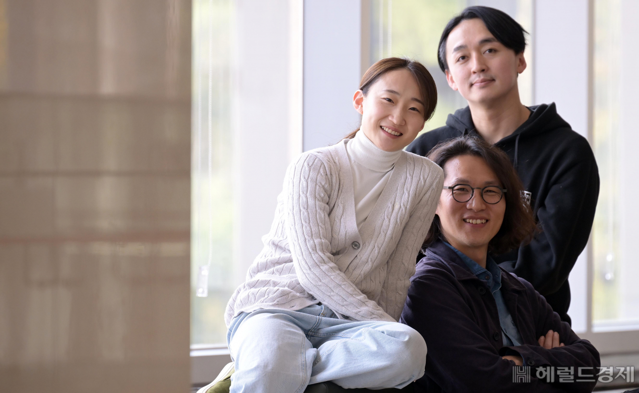 한국적인 소재와의 접점을 기발하게 찾아온 고블린파티가 국립무용단과 만나 ‘신선’이라는 작품을 선보인다. 국립무용단과의 만남에서 가장 먼저 고심한 것은 “전통과 현대 사이에 놓인 새로움”이었다. 작품의 제목인 ‘신선’에 ‘새로운 선’이라는 중의적 의미를 담은 것도 이 때문이다. 이상섭 기자
