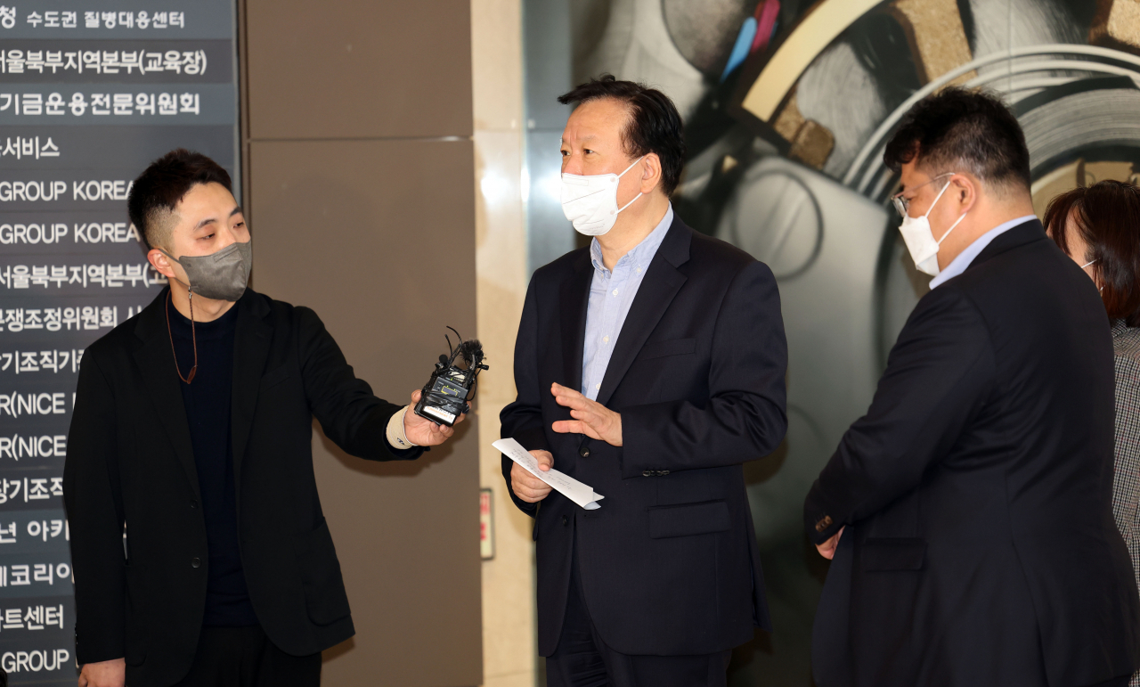 정호영 보건복지부 장관 후보자가 20일 오전 서울 서대문구 국민연금공단 서울북부지역본부에 마련된 사무실로 출근하며 취재진 질문에 답하고 있다. [연합]