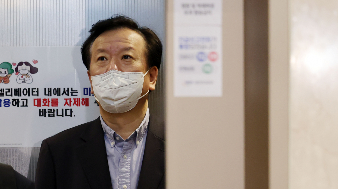 정호영 보건복지부 장관 후보자가 20일 서울 서대문구 국민연금공단 서울북부지역본부에 마련된 사무실로 출근하고 있다. [연합]