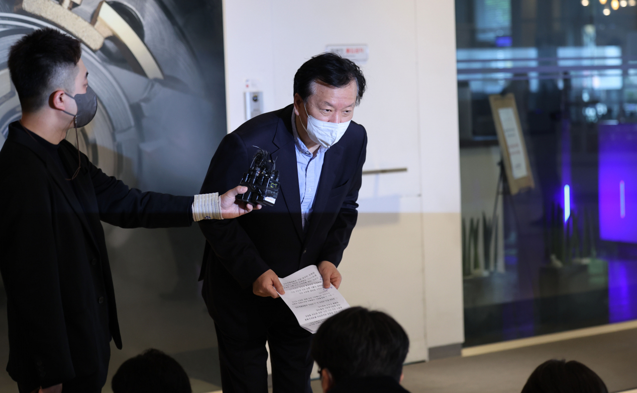 정호영 보건복지부 장관 후보자가 20일 서울 서대문구 국민연금공단 서울북부지역본부에 마련된 사무실로 출근하며 입장을 밝힌 뒤 인사하고 있다. [연합]
