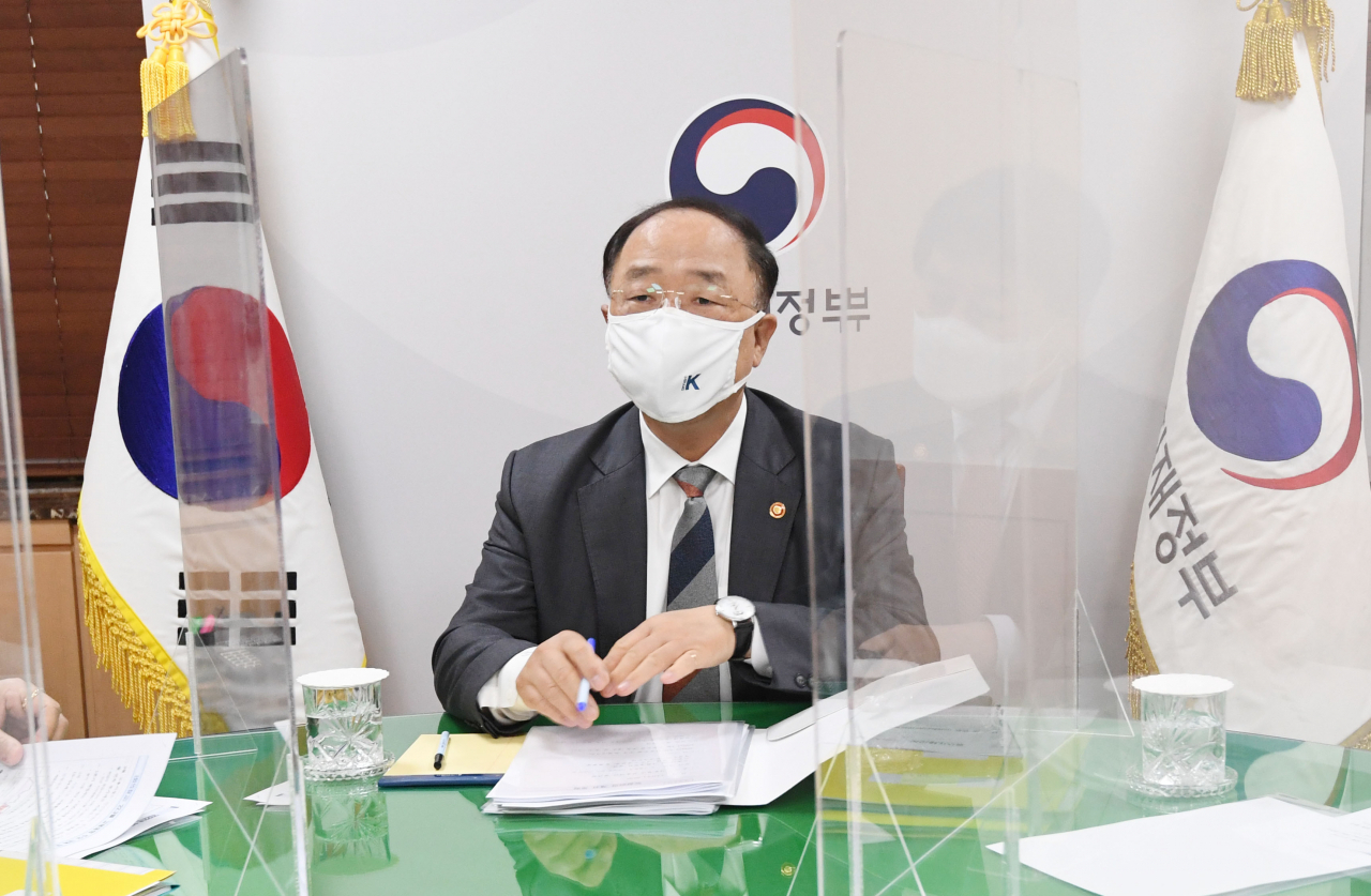 This file photo, provided by the finance ministry last Wednesday, shows Finance Minister Hong Nam-ki presiding over a meeting of related ministers. (finance ministry)