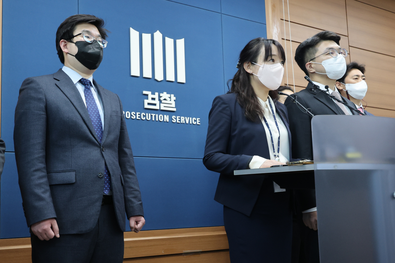 20일 오전 서울 서초동 서울고검에서 울산지검 남소정 검사(왼쪽 두번째) 등 평검사들이 ‘검수완박’(검찰 수사권 완전 박탈) 입법에 대응하기 위해 열렸던 전국 평검사 대표회의 결과에 대해 브리핑하고 있다. [연합]