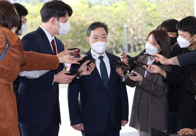 김오수 검찰총장이 20일 오전 서울 서초구 대검찰청 청사로 출근하며 취재진의 질문에 답하고 있다.[연합]
