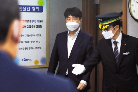 더불어민주당 박지현·윤호중 공동비대위원장이 20일 오전 국회에서 열린 비상대책회의에 참석하고 있다(위쪽). 이준석 국민의힘 대표가 20일 오전 서울 동대문구 청량리역에서 교통약자의 이동편의 증진 방안 모색을 위한 현장 방문을 하고 있다. 이상섭 기자·[국회사진기자단]