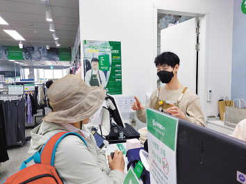 이진수 매니저가 서울 강서구에 위치한 기업사회공헌(CSR) 전문 나눔스토어 기빙플러스 마곡나루점에서 근무하는 모습. 김희량 기자