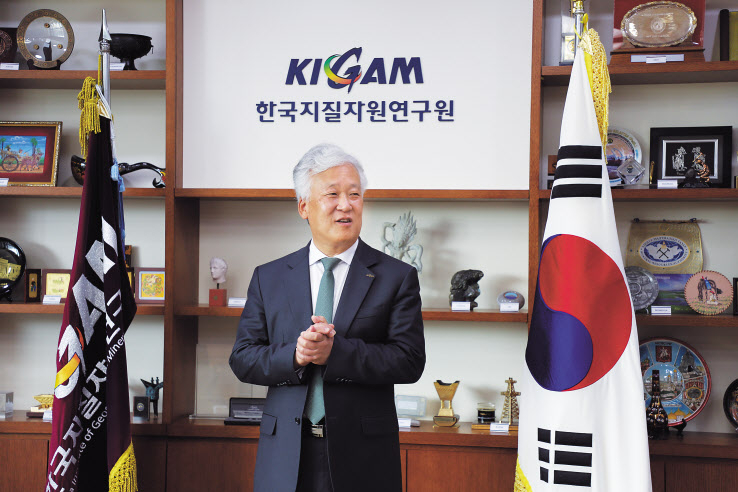 이평구 한국지질자원연구원 원장이 헤럴드경제와의 인터뷰에서 백두산 화산과 지진재해 위험성에 대해 강조하고 있다. [한국지질자원연구원 제공]