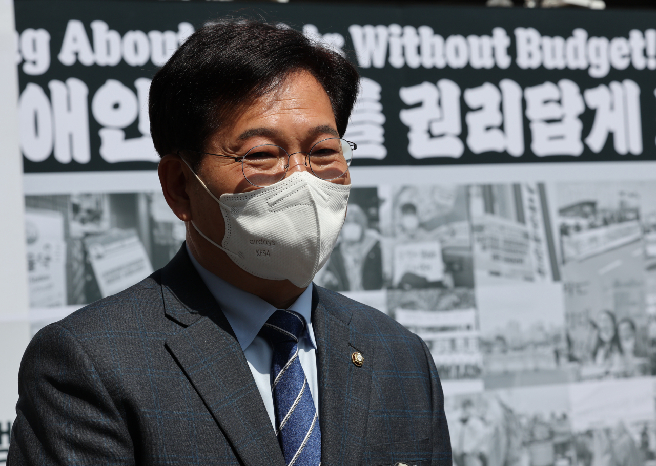 더불어민주당 송영길 전 대표가 20일 서울시 여의도 이룸센턴 앞에서 당내 서울시장 공천 관련 취재진의 질문에 답변하고 있다. [연합]