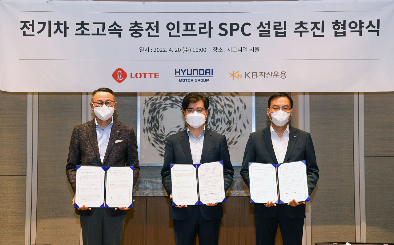 서울 잠실 시그니엘 서울에서 (왼쪽부터) 롯데지주 이동우 대표이사, 현대차그룹 공영운 사장, KB자산운용 이현승 대표이사가 전기차 초고속 충전 인프라 SPC 설립 추진을 위한 협약을 체결하고 기념사진을 촬영하고 있다. [현대차그룹 제공]