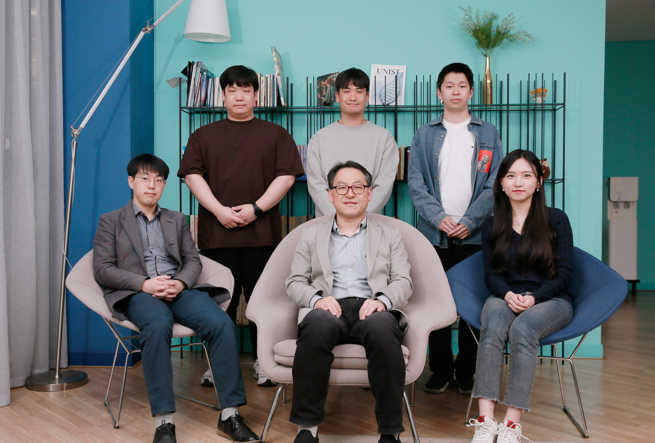 왼쪽 아래부터 반시계방향으로 민승규 교수, 권태혁 교수, 이채규 연구원, 노덕호 연구원, 이채헌 연구원, 김태인 연구원.[UNIST 제공]