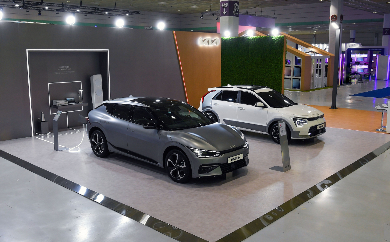 서울 강남구 코엑스에서 20일부터 22일까지 열리는 ‘2022 월드 IT 쇼’에 기아 ‘EV6 GT-라인’과 신형 ‘니로 EV’가 전시돼 있다. [기아 제공]