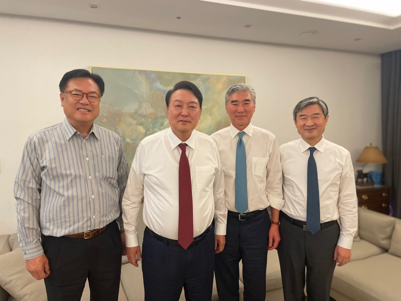왼쪽부터 정진석 국회부의장, 윤석열 당선인, 성 김 미국 국무부 대북특별대표, 조태용 대통령직인수위원회 외교안보분과위원. [연합]
